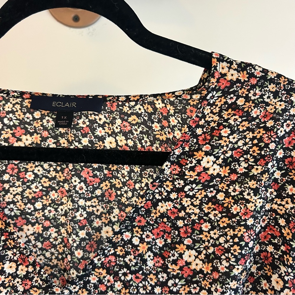 NWT Eclair floral v-neck‎ smocked blouse 1X - Picture 2 of 7